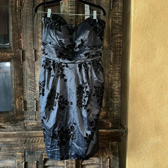 Snap Dresses & Skirts - Snap Gray w/ black velvety & silver sparkle Strapless dress 22W EUC w/
Pockets!